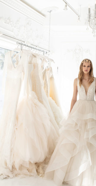 ホロウェディング　雪花ラミィ賞　Wedding Dress Style AW Lucia Wedding Dress, Ivory Organza Tulle V-Neck Wedding